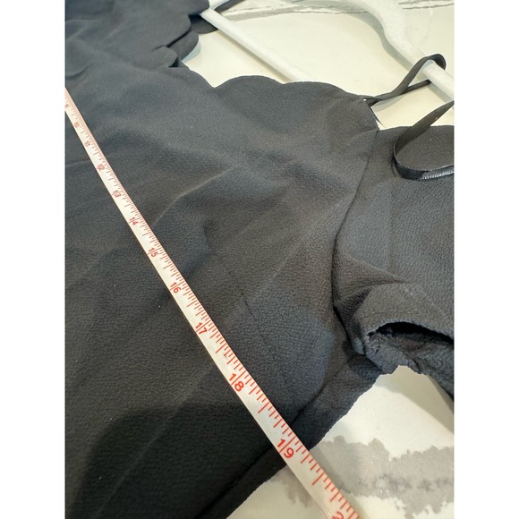 Monteau Los Angeles Scalloped Cold-Shoulder Blouse Black‎ Size Large - Picture 7 of 7